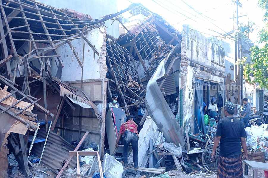 Tiga toko yang runtuh di Jalan Kapasari. (Foto/Anggadia).