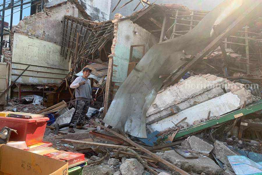 Tiga toko yang ambruk karena proyek box culvert di Kapasari, Kota Surabaya. (Foto/Anggadia)