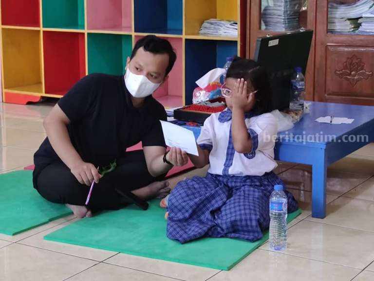 103 Murid TK Mustika Rini Wonorejo Periksa Mata Gratis Pemeriksaan mata pada Penmas Dosen UHT Surabaya di TK Mustika Rini