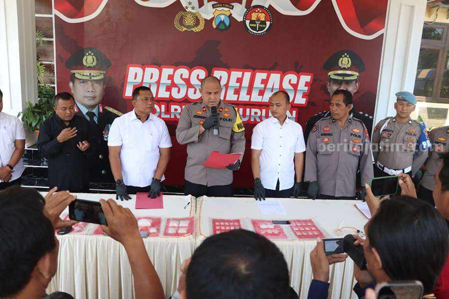 Wakapolres Pasuruan Kompol Hendry Ferdinand Kennedy saat menunjukkan barang bukti.