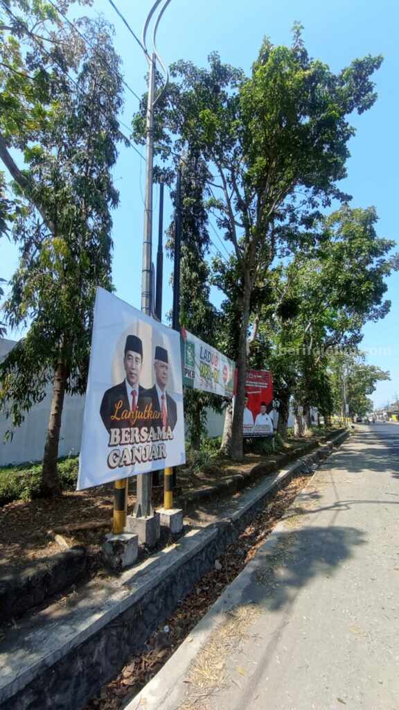 Salat satu banner di ruas Jalan Raya Pakisaji atau Malang-Kepanjen-Blitar.