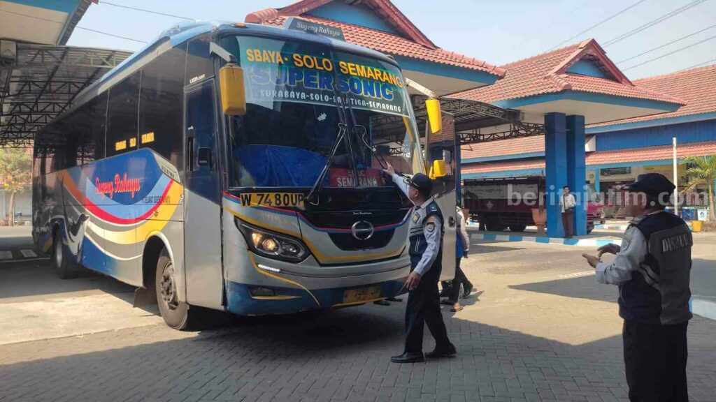 20 Bus Hijau dan Kuning di Terminal Kertajaya Kota Mojokerto Ditindak