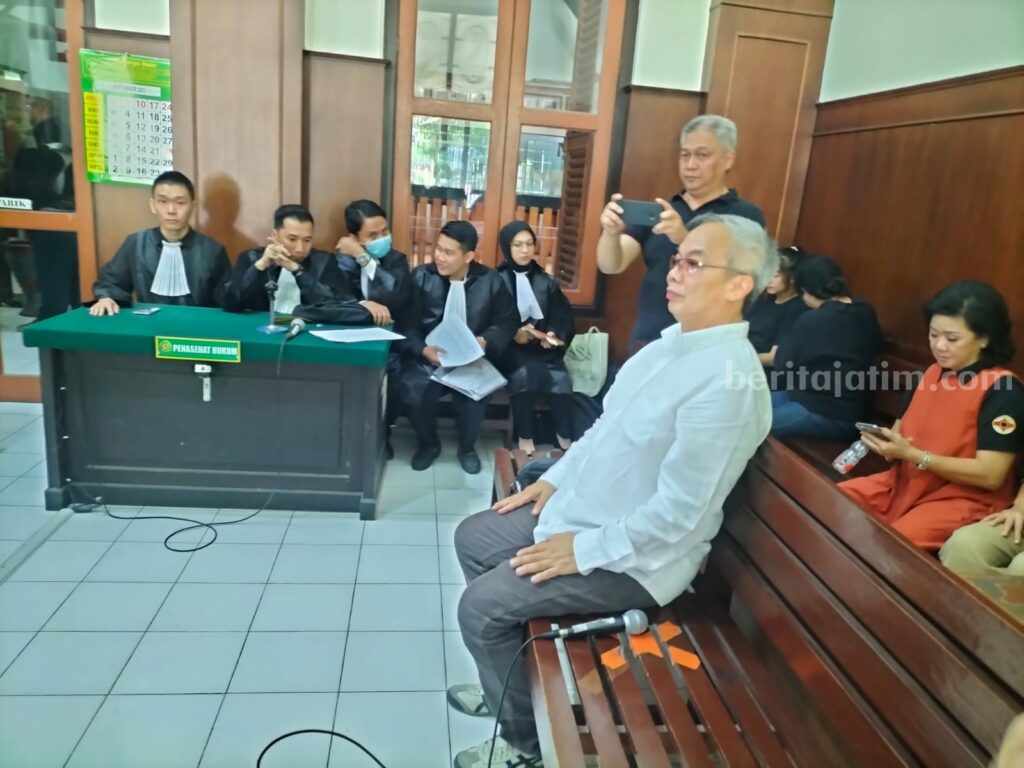 Cemarkan Nama Baik Tjandra Sridjaja, Usman Wibisono Terancam Hukuman 4 Tahun Usman Wibisono saat menjalani sidang perdana kasus pencemaran nama baik di PN Surabaya