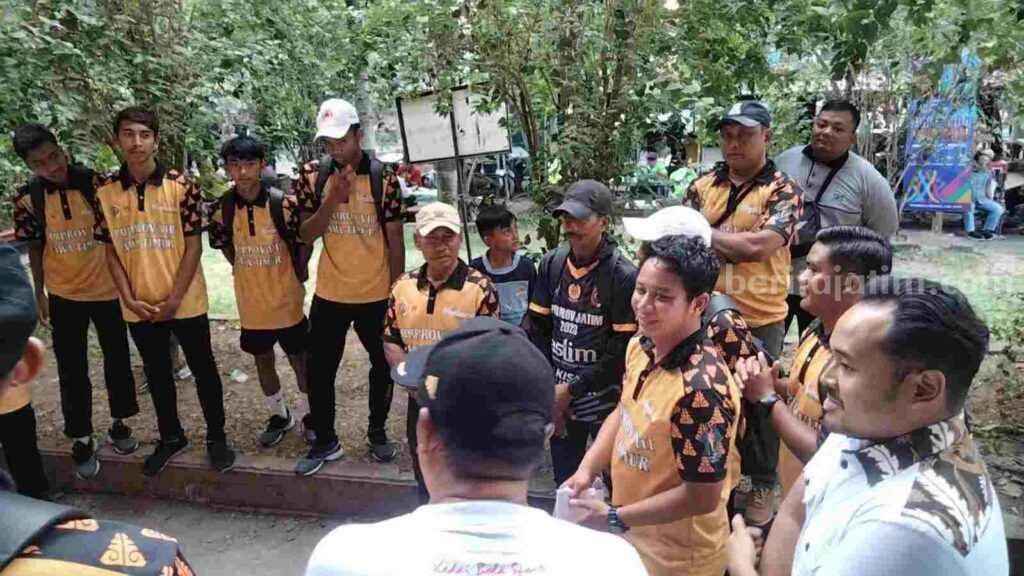 Tim Kabupaten Mojokerto, Raja Siahaan bersama tim pelatih dan pemain usai laga lawan Tim Kabupaten Sidoarjo. [Foto : Misti/beritajatim.com]