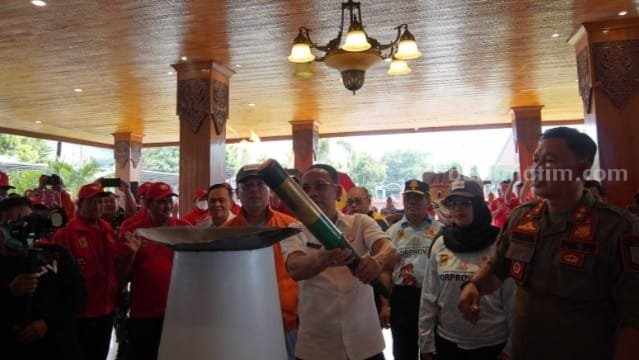 Sekdakot Mojokerto, Gaguk Tri Prasetyo menerima Api Porprov Jatim VIII. [Foto : ist]
