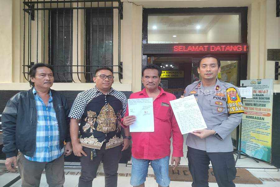 Kapolsek Simokerto (paling kanan) Kompol Dwi Nugroho bersama perwakilan keluarga AM di Polsek Simokerto.