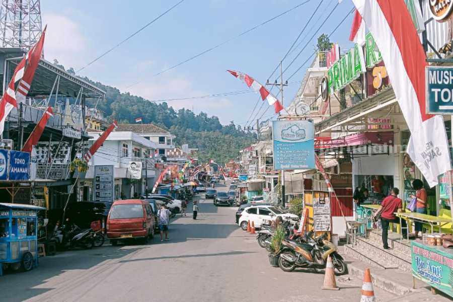 Lokasi jalan di Kawasan Iwsata Telaga Sarangan yang dibangun trotoar.