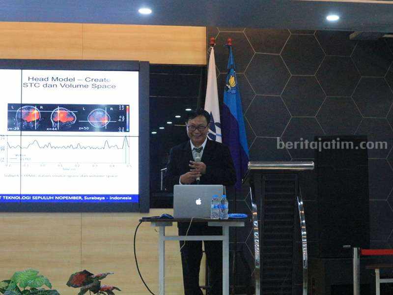 Doktor ITS Surabaya Gagas Algoritma Pendeteksi Lokasi Epilepsi di Otak Dr Dwi Sunaryono SKom MKom saat presentasi disertasinya di Departemen Teknik Informatika ITS.