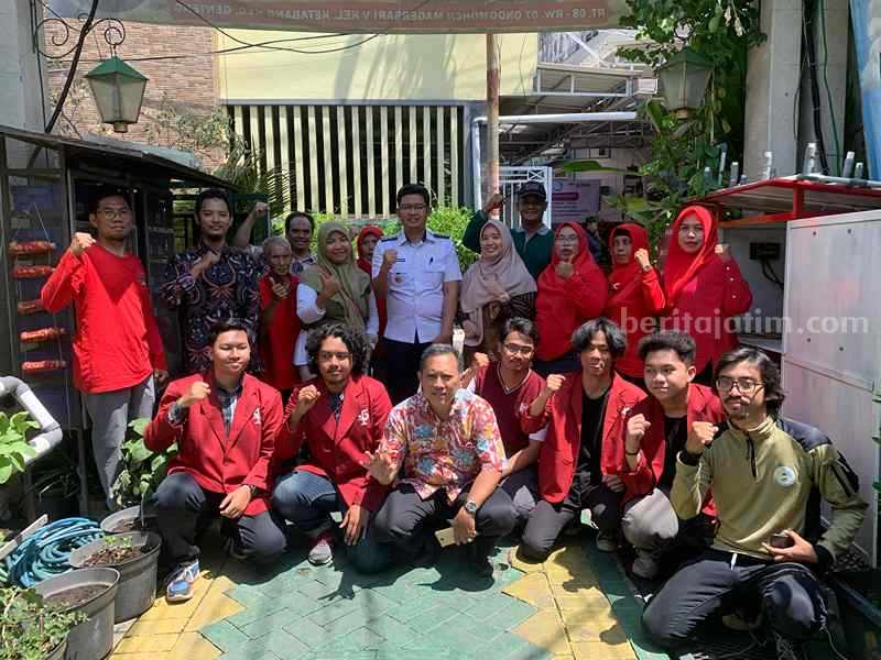 Tim pengabdian masyarakat IT Telkom Surabaya di Kampung Oase Ondomohen