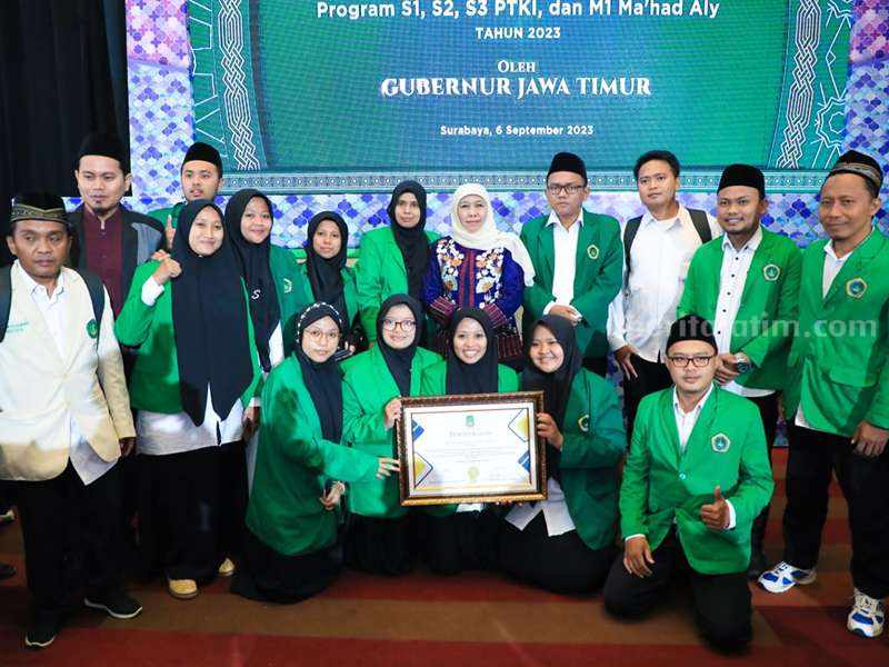 Gubernur Khofifah usai memberikan kuliah tamu kepada mahasiswa/mahasantri baru penerima beasiswa Pemprov Jatim tahun 2023.