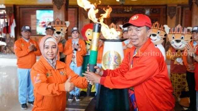Wali Kota Mojokerto, Ika Puspitasari memberangkatkan Api Porprov Jatim VIII di Pendopo Sabha Mandala Tama, Balai Kota Mojokerto. [Foto : ist]