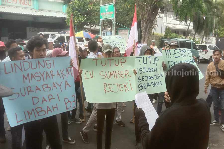 Massa dari FPM BS yang mendemo dua toko emas di pusat kota Surabaya, Kamis (07/09/2023). (Foto/ist)