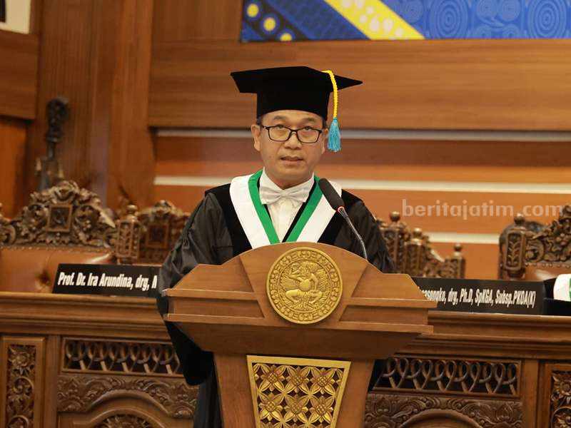 Guru Besar Unair Tawarkan Pengobatan Kanker Mulut Pakai Bahan Alami Prof Hendrik memaparkan orasi ilmiahnya pada pengukuhan Guru Besar Unair.