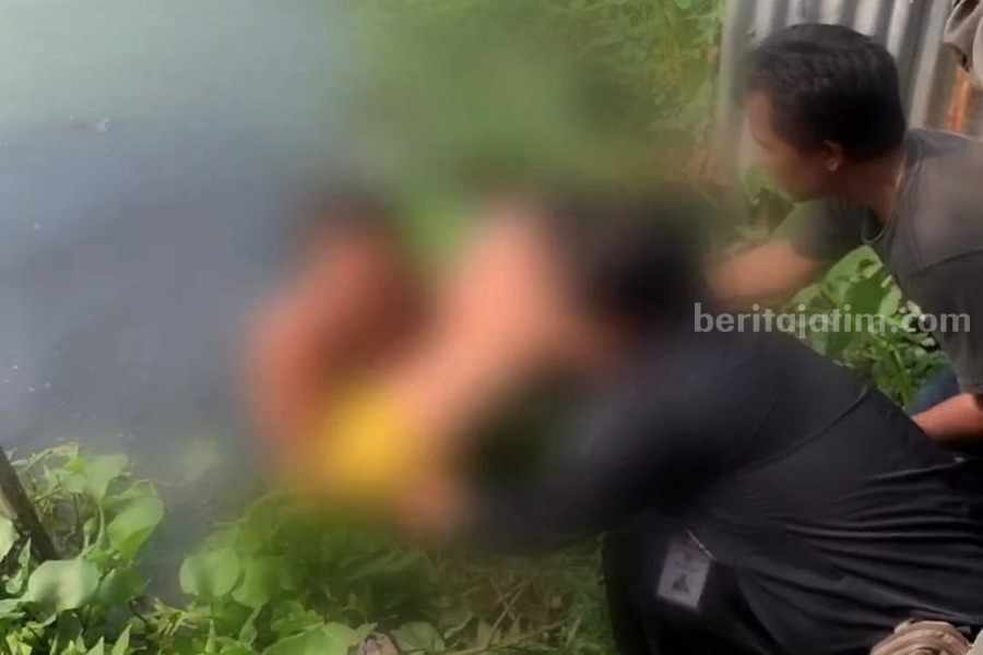 Bocah Wonokromo Surabaya Mengambang di Sungai Petugas BPBD kota Surabaya saat mengevakuasi jenazah Lutvanzen (11) dari sungai di Jalan Pulo Wonokromo, Kamis (07/08/2023). (Foto/ist)