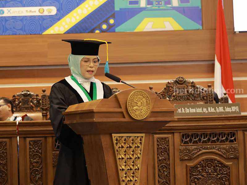 Guru Besar Unair Kembangkan AI di Bidang Radiologi Kedokteran Gigi Prof Dr Eha Renwi Astuti drg MKes Sp RKG Subsp RDP (K) memaparkan orasi ilmiahnya di Kampus C Universitas Airlangga.