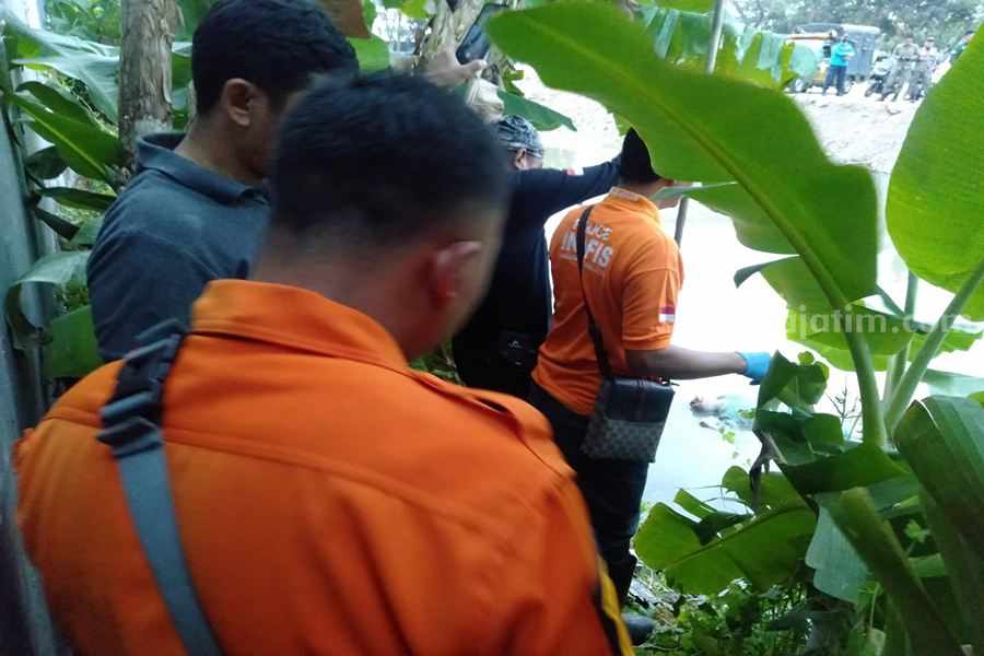 Petugas BPBD ketika mengevakuasi jenazah perempuan tanpa identitas di sungai Sukolilo, Kamis (07/09/2023). (Foto/ist)