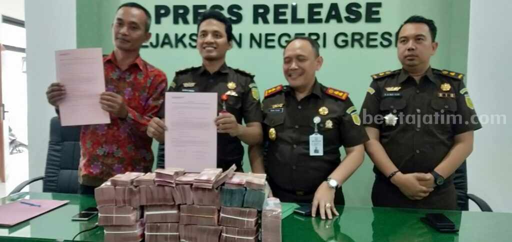 Kejaksaan Negeri (Kejari) Gresik menerima pengembalian kerugian negara Rp 1,3 miliar dari tersangka Bambang Suhartono melalui kuasa hukumnya