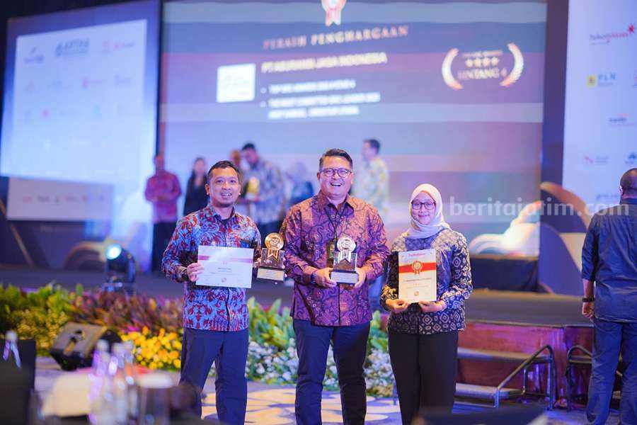 Dirut PT SIER, Didik Prasetiyono bersama Kepala Divisi Sekretaris Perusahaan Jefri Ikhwan Ma'arif dan Kepala Departemen Manajemen Resiko Titis Sekar pada saat menerima TOP GRC Award 2023, Rabu (6/9/2023) di Jakarta.