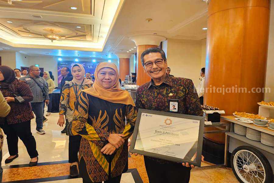 Erwin H. Poedjono, Direktur Utama PT. DLU berfoto bareng Gubernur Khofifah Indar Parawansa