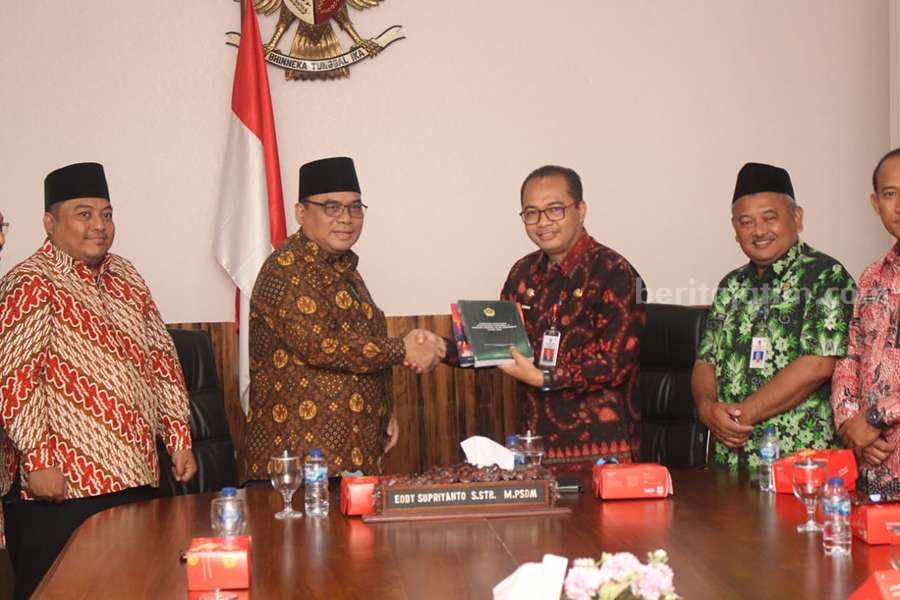 Terima Audiensi LDII, Ini Pesan Bakesbangpol Jatim di Tahun Politik Kepala Bakesbangpol Jatim, Eddy Supriyanto saat audiensi bersama Ketua DPW LDII Jatim, Amrodji Konawi