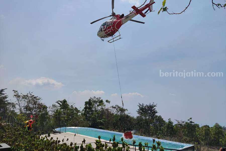 Karhutla di Gunung Ringgit Rusak Pasokan Air Bersih Desa Jatiarjo Pasuruan Ilustrasi helikopter yang melakukan water boomer untuk memadamkan api.