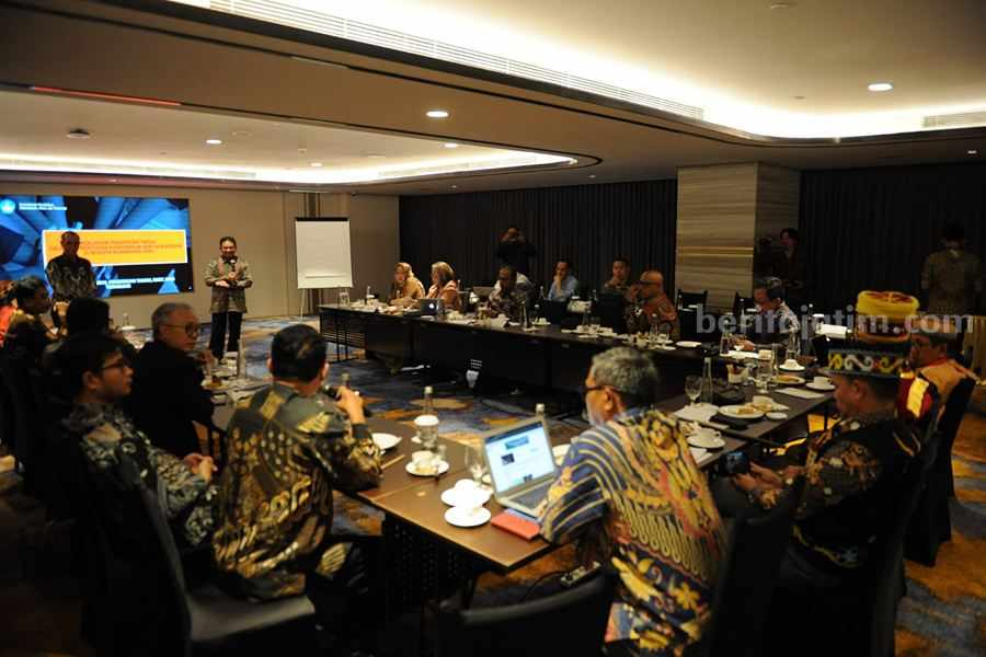 Perkuat Nilai kebudayaan, Otorita IKN Gelar FGD Bersama Akademisi dan Seniman Suasana FGD Pengembangan Seni dan Budaya yang diselenggarakan oleh Otorita Ibu Kota Nusantara (IKN) di Hotel Vasa, Jl HR Muhammad, Jumat (08/09/2023). (Foto/Julian Romadhon For Beritajatim.com)