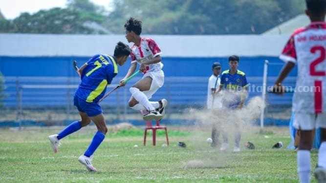 Tim Cabor Hockey Outdoor Kabupaten Mojokerto saat menghadapi Kabupaten Gresik di Stadion Gajah Mada, Kecamatan Mojosari, Kabupaten Mojokerto. [Foto : ist]