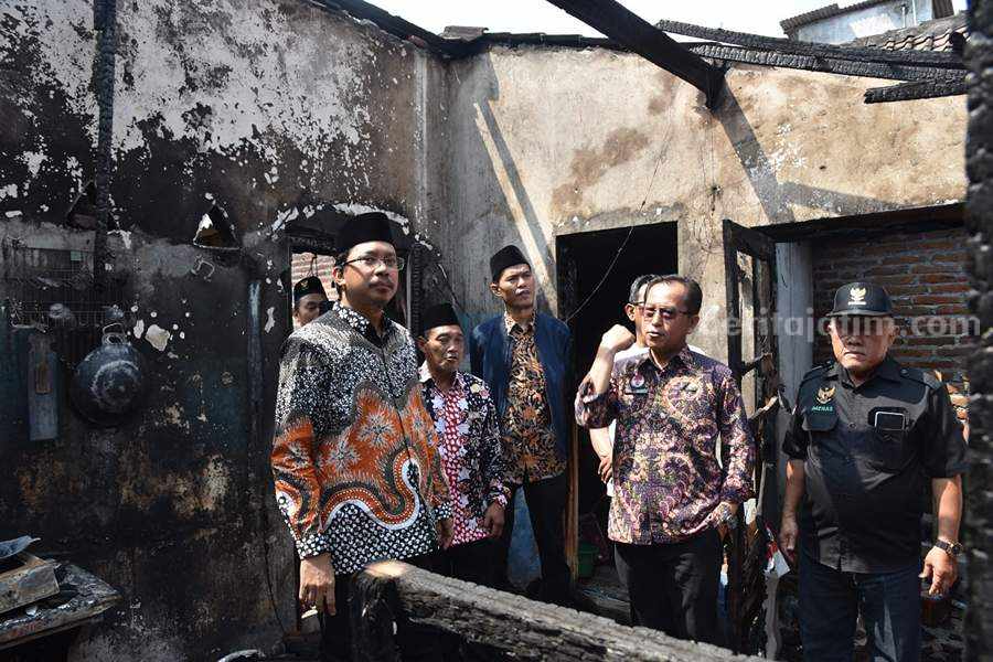 Gus Muhdlor Apresiasi Petugas Damkar Tangani Kebakaran Rumah Warga Sepande Bupati Sidoarjo H. Ahmad Muhdlor Ali (Gus Muhdlor) meninjau rumah Sunaryo di Desa Sepande Candi