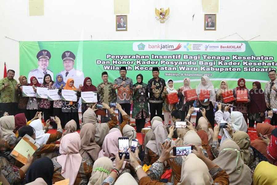 Puluhan Nakes dan Ribuan Kader Kesehatan Kecamatan Waru Sidaorjo Peroleh Insentif Bupati Sidoarjo Gus Muhdlor dan para nakes penerima insentif