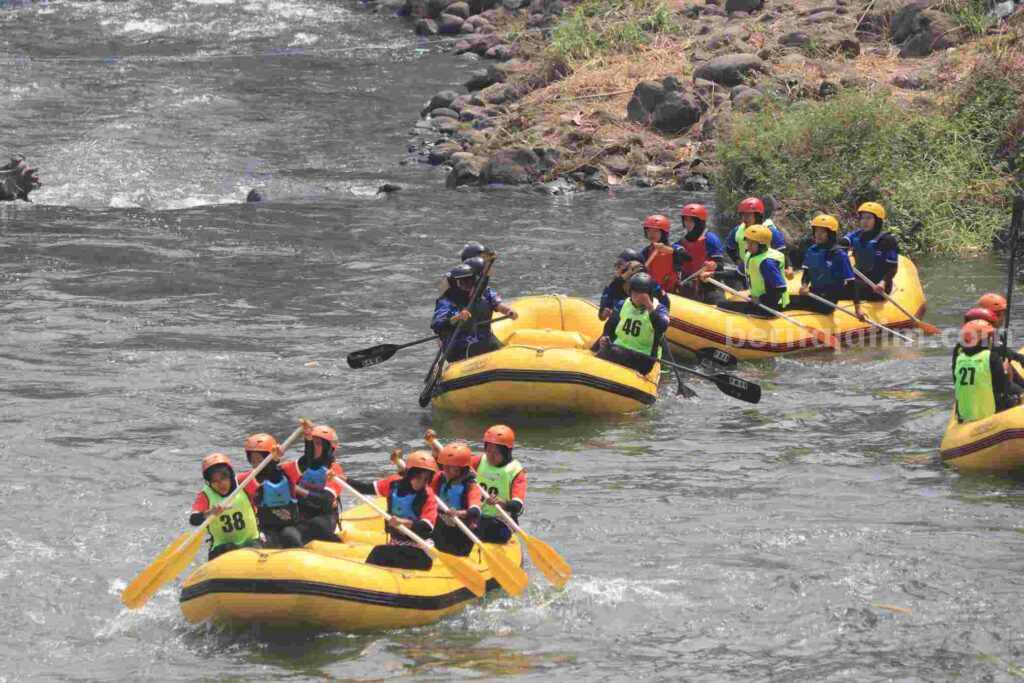 Kontingen arum jeram Kabupaten Mojokerto saat babak kualifikasi Pintu Rolak 3 Sungai Brantas, Desa Mlirip, Kecamatan Jetis, Kabupaten Mojokerto, Jumat (8/9/2023) kemarin. [Foto : ist] 