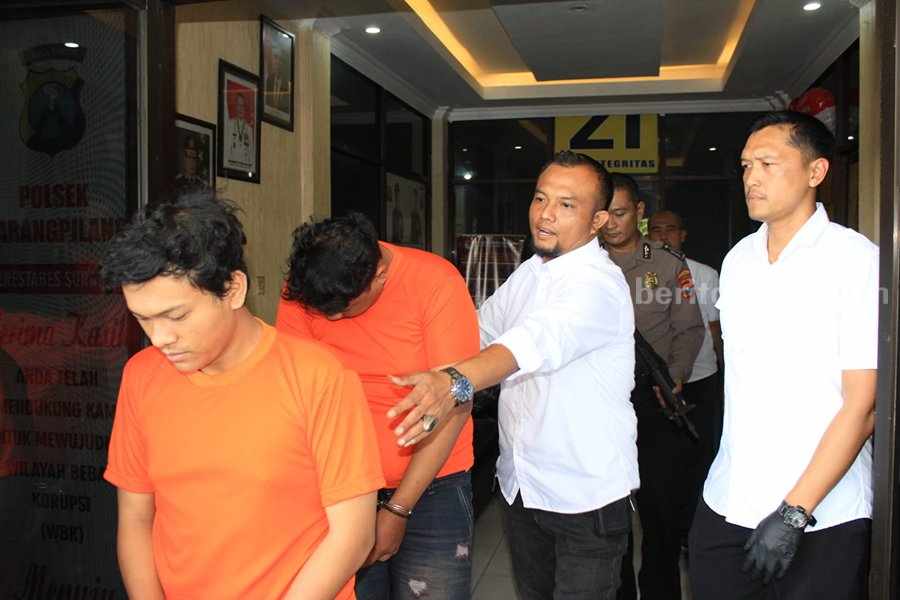 APP dan IH (baju orange) saat digelandang di Polsek Karang Pilang. (Foto/ist)