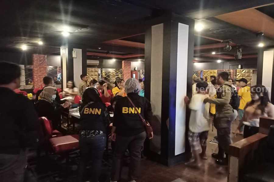 BNN Kota Surabaya Amankan 4 Karyawan RHU Positif Sabu Petugas BNN Kota Surabaya saat melakukan pemeriksaan di Diskotik Zona Cafe & KTV, Minggu (10/09/2023) dini hari. (Foto/ist)