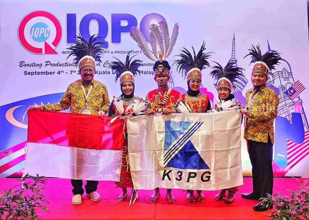 Pengurus dan Ketua K3PG saat menerima penghargaan di Kualalumpur Malaysia