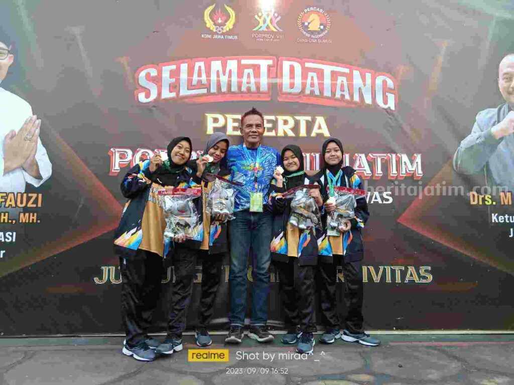 Ketua Percasi Kabupaten Mojokerto, Winarno bersama Tim Beregu Putri Catur Kilat Kabupaten Mojokerto. [Foto : ist]