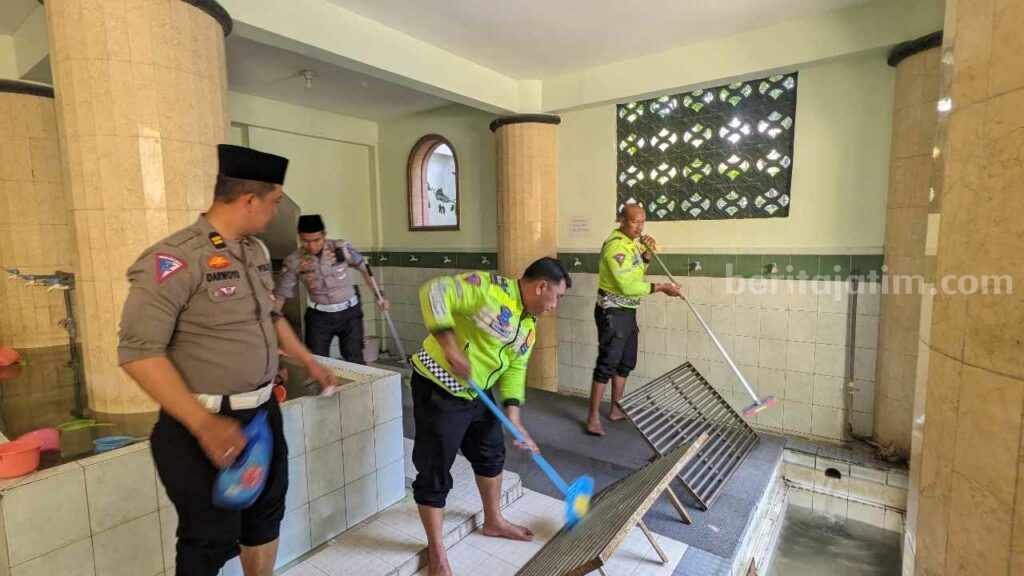 Foto anggota Satlantas Polres Gresik melakukan bersih-bersih di Masjid Jami