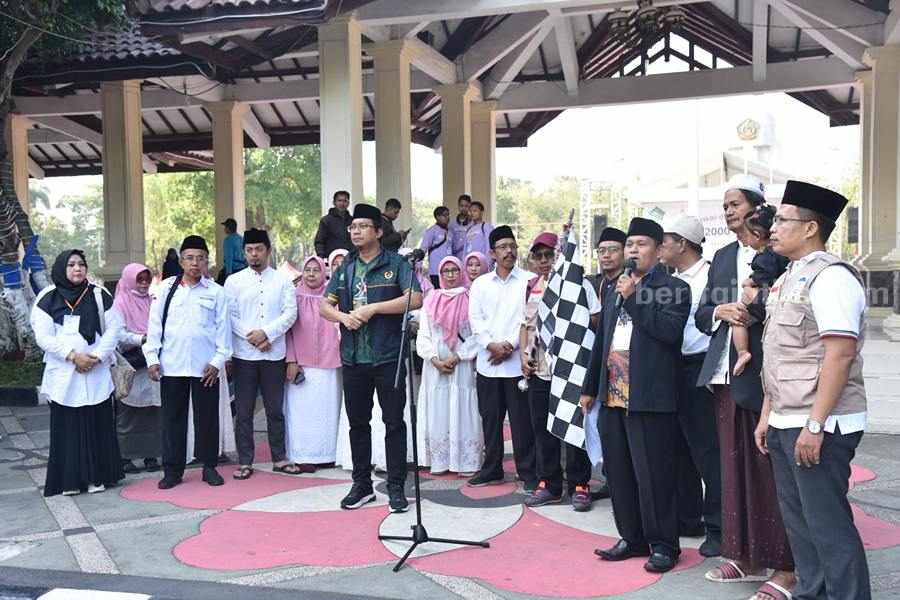 Gus Muhdlor Ajak Ribuan Anak Yatim Doakan Sidoarjo Berkah, Aman dan Sejahtera Bupati H. Ahmad Muhdlor Ali (Gus Muhdlor) dan sejumlah pengurus panti asuhan di Sidoarjo