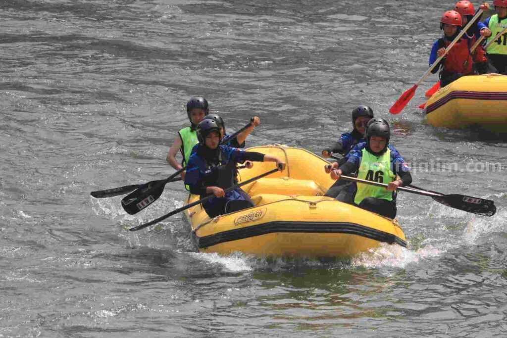 Kontingen Arum Jeram kategori R4 sprint putri saat berlaga di Pintu Rolak 3 Sungai Brantas, Desa Mlirip, Kecamatan Jetis, Kabupaten Mojokerto, Jumat (8/9/2023) kemarin. [Foto : ist]
