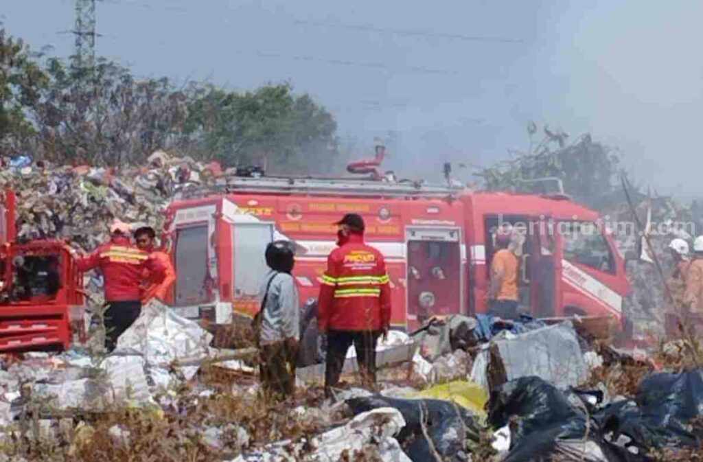 Kebakaran di TPA Randegan Kelurahan Kedundung, Kecamatan Magersari, Kota Mojokerto. [Foto : ist]