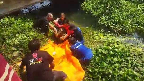 Sejumlah relawan dan warga mengevakuasi jasad korban dari sungai. [Foto : ist]