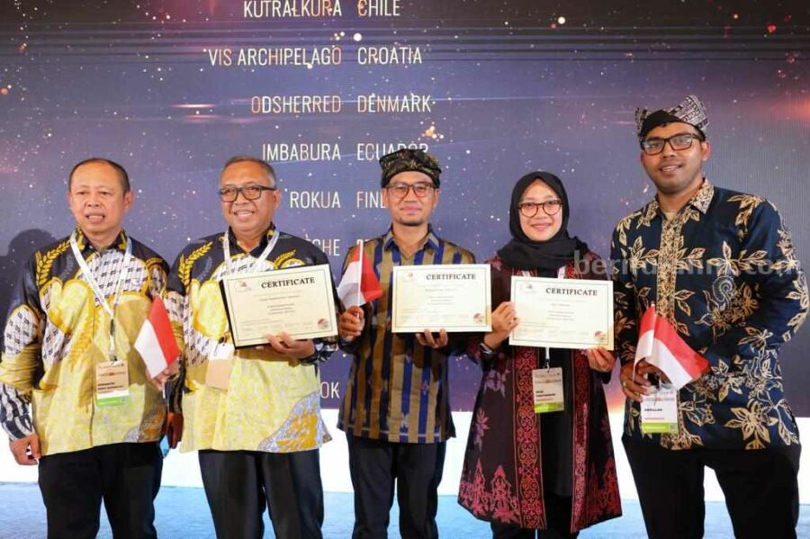 Sah, Ijen Geopark Masuk Jaringan UNESCO Global Geopark Penetapan Ijen Geoparak ditandai dengan sebuah piagam yang diserahkan langsung oleh Presiden Global Geopark Network Nicolas Zourous