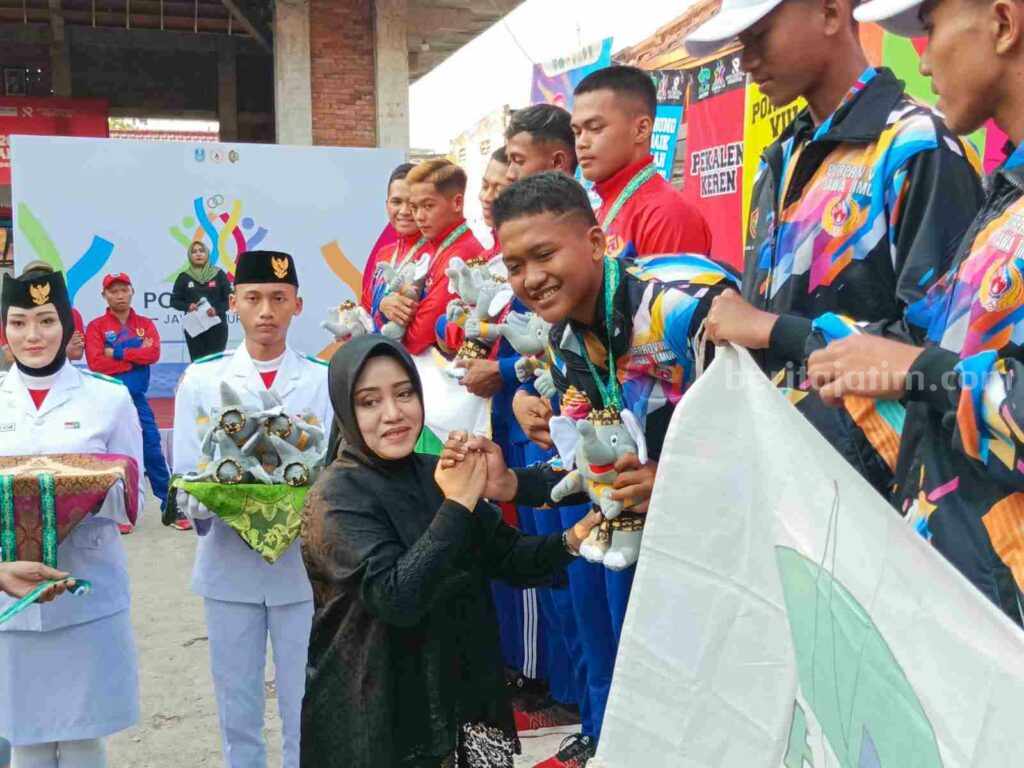 Bupati Mojokerto, Ikfina Fahmawati saat UPP cabor arung jeram di Balai Desa Mlirip, Kecamatan Jetis, Kabupaten Mojokerto. [Foto : ist]