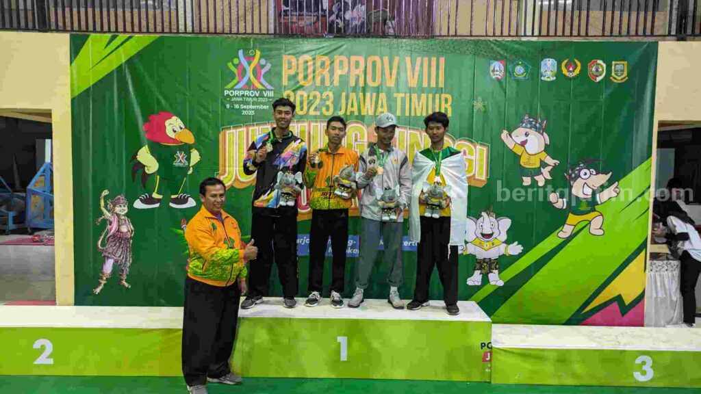 Atlet hapkido Kabupaten Mojokerto, Amzaq Bagus Purnomo menerima medali perak. [Foto : ist]