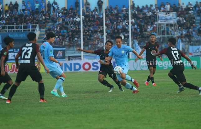 Laga perdana Liga 2 sepakbola Indonesia, Persela Lamongan vs Persijap Jepara, di Stadion Surajaya Lamongan