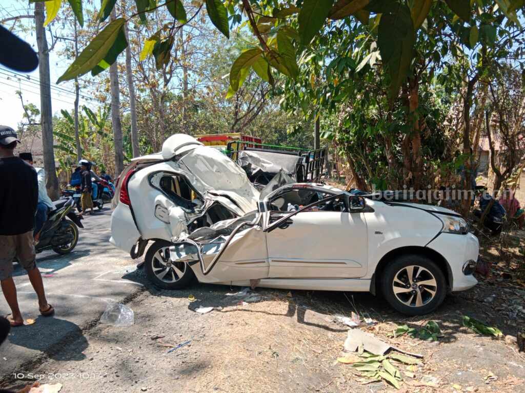 Kecelakaan Beruntun di Bangkalan, Satu Korban Meninggal dan Lima Luka Evakuasi kecelakaan maut di Tanah Mereh, Bangkalan (Foto: Zamachsari/beritajatim.com)