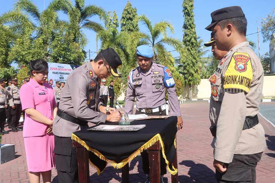 Buntut Viralnya Istri Polisi Probolinggo, Kapolres Bentuk Pakta Integritas Bijak Bermedsos Kapolres Probolinggo, AKBO Wisnu Wardhana saat tanda tangani Pakta Integritas.