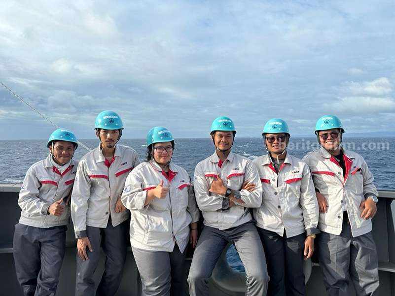 10 Jurusan Ini Mudah Cari Kerja di Tahun 2024, Apa Saja? Enam mahasiswa ITS tengah bertugas menjadi young engineer di perusahaan Oshima Shipbuilding, Jepang