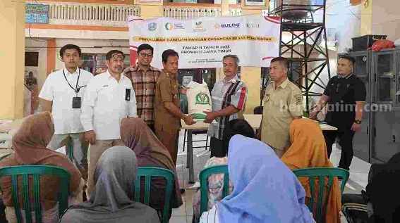 Penyaluran Program Bantuan Pangan Tahap II di Kelurahan Purwotengah, Kecamatan Kranggan, Kota Mojokerto. [Foto : ist]