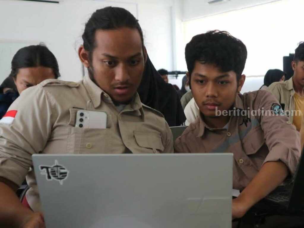 ITS Surabaya Terima Hibah Senilai Rp 82 Miliar Mahasiswa Teknik Geofisika ITS berdiskusi saat sosialisasi penggunaan tNavigator Software.