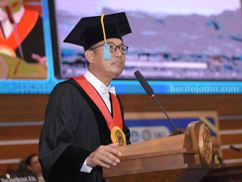 Guru Besar Unair Sebut Instrumen Hukum Jadi Solusi Krisis Iklim Prof Dr Suparto Wijoyo SH MHum memaparkan orasi ilmiahnya pada pengukuhan guru besar Unair.