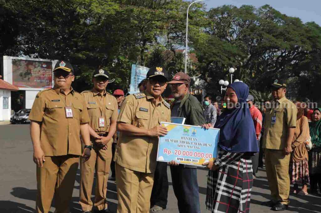 Penyerahan secara simbolis Wali Kota Malang Sutiaji kepada Bantuan Sosial RTLH. (Dok Humas Pemkot Malang)